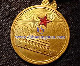 médaille d'or de tungstène pour héros
